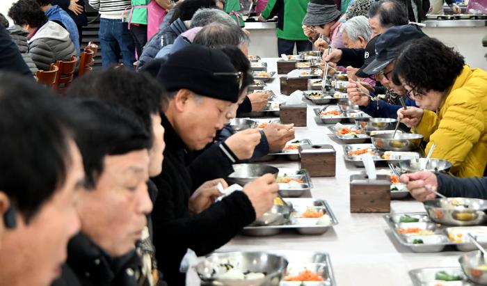 장수군, 경로당 주5일 식사제공 확대 추진 기사 이미지