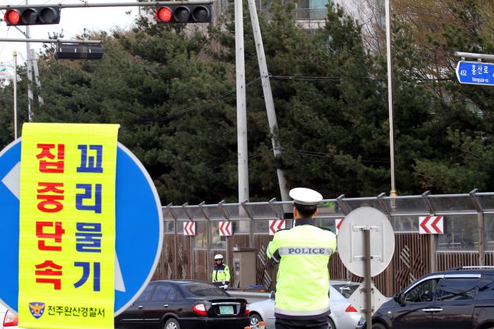 전북 교통경찰 ‘5대 반칙운전’ 집중단속 기사 이미지