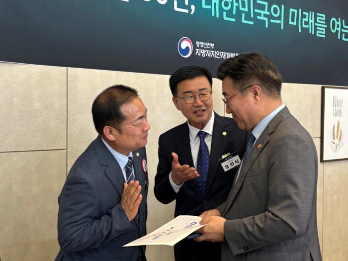 완주군의회, 행안부 장관에 ‘완주·전주 통합 반대’ 건의서 전달 기사 이미지
