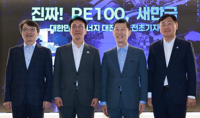 김민석 국무총리 새만금 방문…“기업활동 저해 규제 개선” 기사 이미지