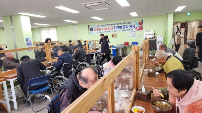 국제와이즈멘 정읍녹두클럽, 장애인복지관서 ‘사랑의 짜장면’ 230그릇 나눔 기사 이미지