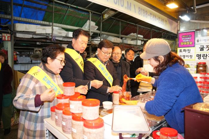 전북도의회, 군산 주공시장서 전통시장 이용 캠페인 기사 이미지