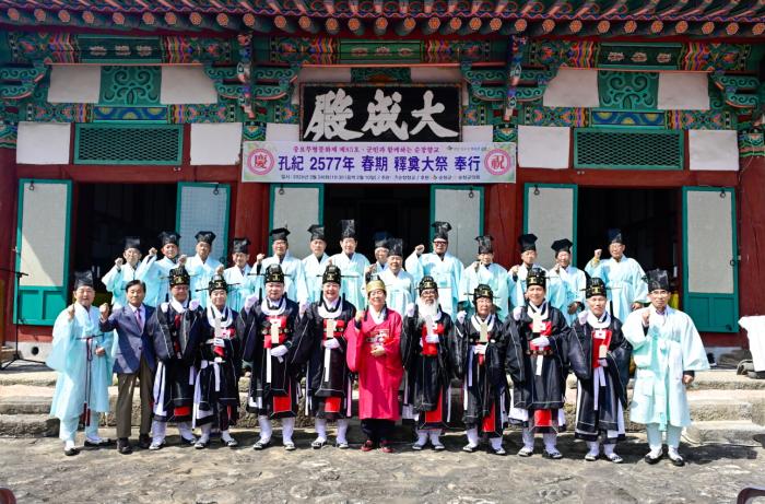 순창향교 대성전에서 공기 2577년 순창향교 석전대제 봉행 기사 이미지