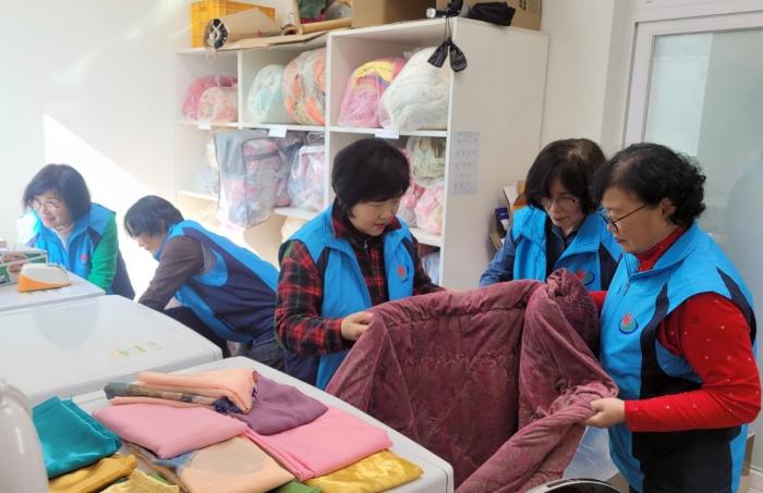 정읍시 입암면 입춘대길복지관, 취약계층 위한 이불세탁 봉사 기사 이미지