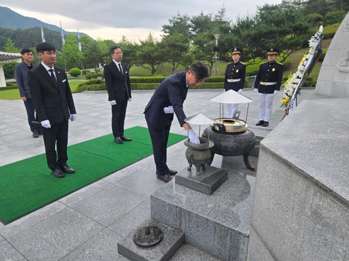 전북지방조달청장 및 임직원 현충탑 참배 기사 이미지
