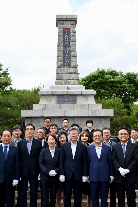 천호성 전북교육감 당선인, 순직교육자추모탑 참배로 공식 일정 돌입 기사 이미지