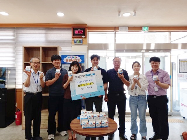 정읍시 낙농협회, 덕천면 공유냉장고에 매주 우유 25개 기탁 기사 이미지