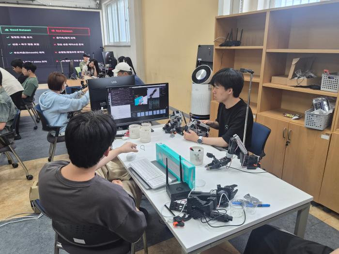 군산대, 재학생 대상 피지컬 AI 로봇 교육 기사 이미지