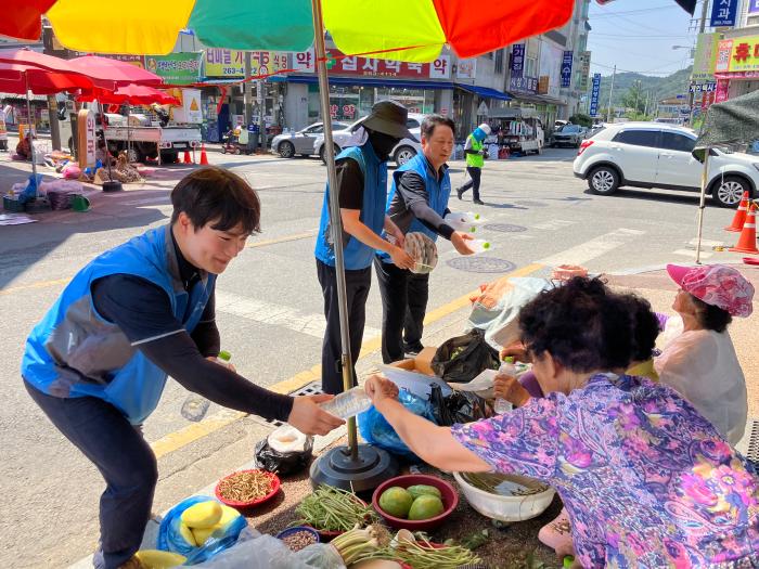 완주군자원봉사센터, “시원한 생수 드세요” 기사 이미지
