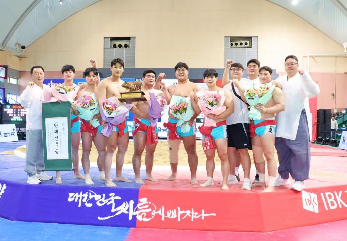 문경 모래판은 ‘정읍 천하’…단풍미인씨름단, 단체전 정상 기사 이미지