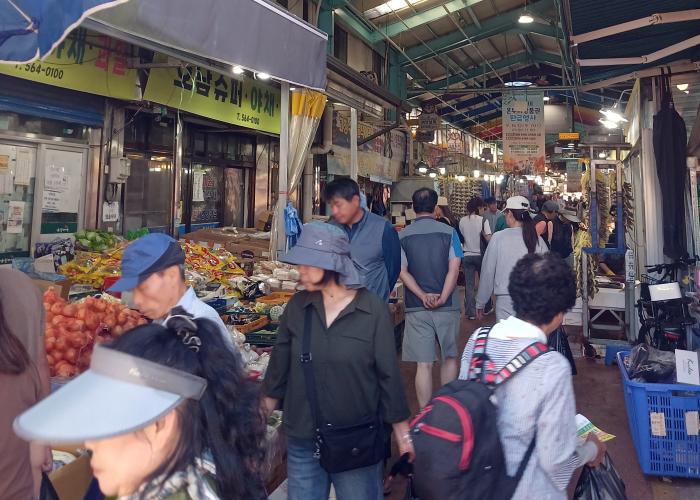 [르포] 추석 앞둔 고창전통시장 가보니…“활력지원금·고창상품권할인으로 살맛나” 기사 이미지